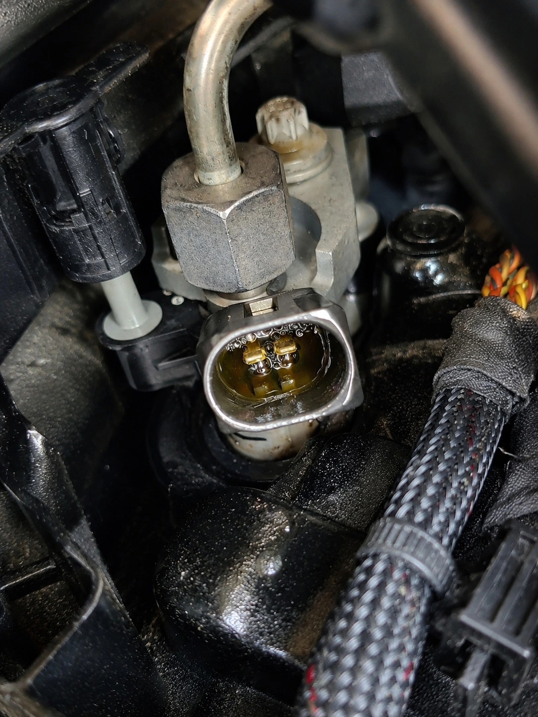 Sensor de pressão do combustível BMW N47 com fuga de gasóleo na ficha elétrica